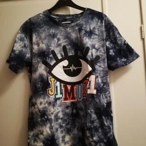 Oversized tshirt  - Oversized tshirt från märket j1mo71. Fränt tryck och inte alls mycket använd. Storlek är S men som sagt väldigt oversized fit. Bra och kraftigt material också.