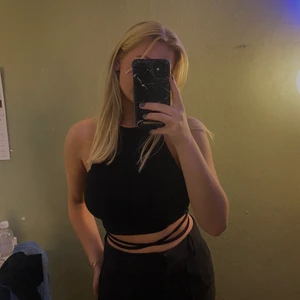 Svart topp  - Säljer denna svarta topp då den inte kommer till användning💕💕 perfekt till utekvällar eller fest! 