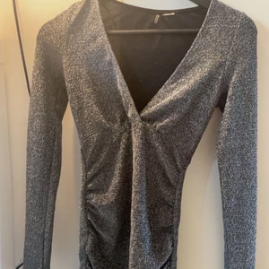 Glittrig klänning  - En glittrig klänning som endast använd en gång, formar kroppen super fint och framhäver kurvor 