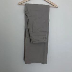 Vid twillbyxa - I ljusbeige. Aldrig använda. 