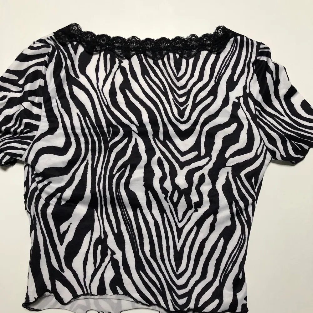 Zebra mönstrad t-shirt från SHEIN aldrig använd men finns ingen lapp på storlek men skulle tänka mig är en XS/S. Toppar.