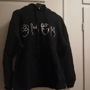 Dolan twins merch  - Äkta Dolan twins merch köpt från deras hemsida. Relativ fint skick, hål vid dragsnörena 