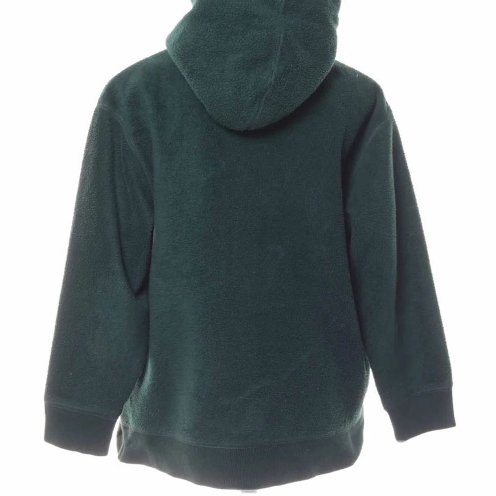 Finaste gröna gap hoodien i fleece material som tyvärr är för liten för mig. Står att den är i barnstorlek 6-7 men skulle säga att den passar en xxs-liten s beroende på hur man vill att den ska sitta💖. Tröjor & Koftor.