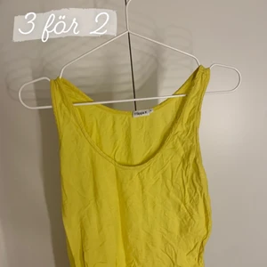3 för 2 tröja (gul filippa K) - 3 för 2 plagg! Går att kombineras med de andra tröjorna som inkluderas i (3 för 2)!!🤍