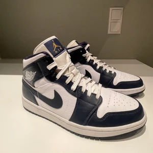 Jordan 1 Mid Obsidian - knappt använda Jordan 1’s                                                     skick 8/10, storlek 44                                                         ÖPPEN FÖR BUD