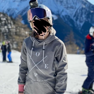 Dope skid-/snowboardjacka - Rosa och grå skid-/snowboardjacka i ”streetig” passform/stil storlek S. Jackan har ventiler vid armhålorna vilket gör stt den kan användas i allt ifrån några plussgrader till ca 20 minusgrader. Det finns en stor ficka på magen där t.ex mobil får plats. Jackan har små skador i ena armhålan samt nedanför fickan men dessa är inte iögonfallande och syns endast på nära håll!