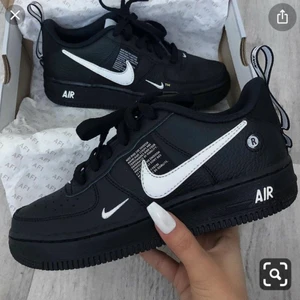 Nike air force 1 - Nike air force 1 black/white Finns inget att anmärka på , på utsidan. Små slitningar innuti i hälen.  Storlek 39