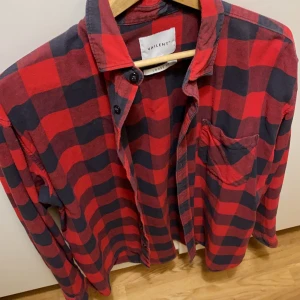 VAILENT  - Röd skjorta som gammal men funkar bra 