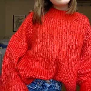Röd oversized stickad tröja!❤️🥰 - Säljer min stickade tröja från Gina Tricot då den inte kommit till användning! Älskar att den är så oversized och att den har stora ärmar! Storlek S och väldigt fint skick, knappt använd. Frakt ingår i priset☺️💕