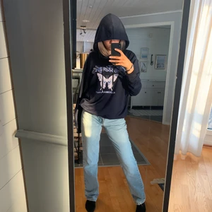 Hoodie med tryck - Blå hoodie med butterfly print, från shein, lite tunnare men ändå behaglig att ha på sig