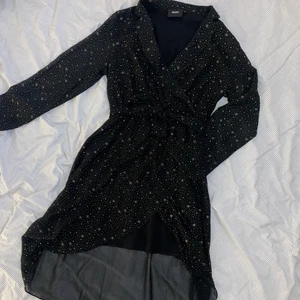 .object klänning med stenar - Klänning i strl 38, använd kanske 3 gånger. Går till precis ovanför knäna på mig (167cm lång). Superfin passform och ett ”skärp” i midjan så att man kan välja själv hur man vill att den sitter :)