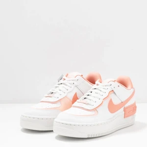 Air Force 1 Shadow  - Säljer dessa skor pga att dom inte kommer till användning. Skriv för fler bilder. Pris kan absolut diskuteras vid snabb affär. Köparen står för frakt!❤️‍🔥