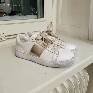 Valentino Sneakers  - Superfina sneakers från Valentino! Använd under två säsonger. Lite smutsiga och i behov av en tvätt men kommer då se ut som nya⭐️ Sulan är inte sliten. Nypris 6000 kr. Köpt på NK. Pris kan diskuteras vid snabb affär. Kvitto finns ej kvar tyvärr!