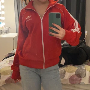 Adidas zip up röd - Säljer min röda adidas zip up❤️ Köpt för 300 någonstans i Göteborg men säljer för 100. Skulle säga att den är i storlek XS. Kan mötas upp i Stockholm och fraktar❤️