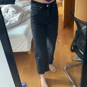 Svarta vida byxor  - Fint skick, säljes för att de är för korta på mig. Köpare står för eventuell frakt. 