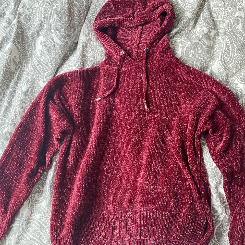 En röd hoodie i ett skönt material. Fick denna i julklapp och aldrig använt då det inte är min stil! . Huvtröjor & Träningströjor.
