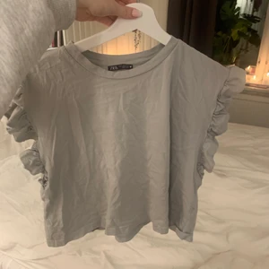 Zara topp - Urgullig topp från zara i en gröngrå färg. Den är i strl L men passar mig som har s/m😋