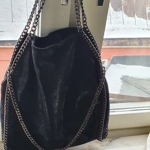 Stella McCartney liknade väska - I bra skick och den en liknade. Användade cirka 4 gånger och passar till allt 