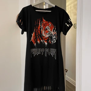 Klänning från Philipp plein - Aldrig använd. Super snygg klänning köpt från Philipp plein i marbella. 