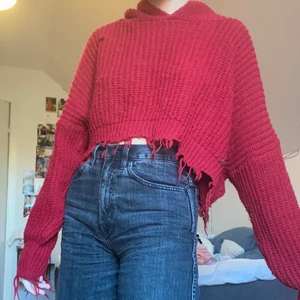 Distressed röd hoodie - Jättesnygg croppad stickad hoodie köpt i Rom för några år sedan, använd men i fint skick. Frakt inkluderat i priset 