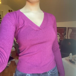 Snygg lila tröja - Superskön lila tröja med fin passform. Frakt inkluderat i priset!