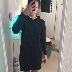 Hoodei klänning  - Marinblå hoodei klänning storlek 146/152 