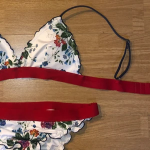 Blommig bikini  - Samma storlek i båda överdel och underdelen! Sparsamt använda i nyskick skulle jag även säga! 