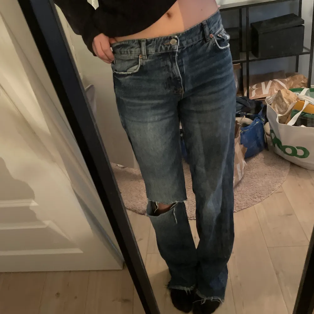Slutsålda zara jeans storlek 36❤️. Jeans & Byxor.