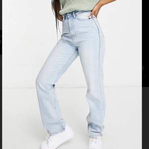 Populära Weekday jeans i modellen rowe, jättebra skick! Storlek 30/30, jag har oftast M i jeans. Nypris 500 kr