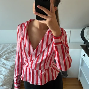 Randig blus - En superfin helt oanvänd blus med starka färger!❤️💗💜 Blusen knäpps mer två knappar, en på insidan sedan en på utsidan så den sitter på plats! (Det medföljer även en extra knapp) 
