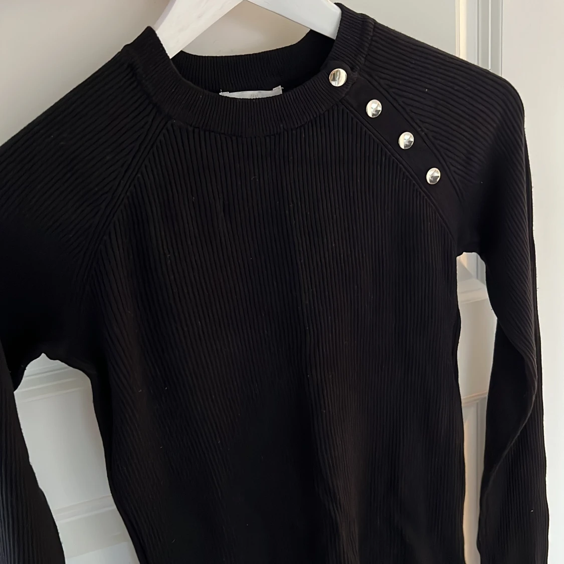 Tröja med gulddetaljer