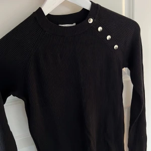 Tröja med gulddetaljer - Långärmad ribbad tröja med guldiga knappar! Endast första knappen går att knäppa upp (tröjans design). Använd några gånger men i super bra skick!💗