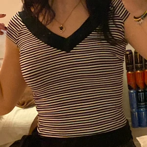 Tröja - Randig tröja med knytband på höger sida, aldrig använd storlek xs/s