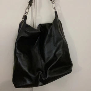 Väska - Läder väska perfekt för skolan eller vanlig packning. Köparen står för frakten annars kan vi mötas i lund