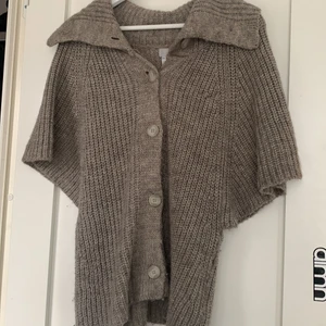 Stickad  - Säljer den här super charmiga stickade tröjan! Köpte den second hand men den är från hm egentligen❤️❤️  beige färg, storlek m, passar mig som är xs-m 