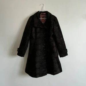 Desigual kappa - Supercool kappa från desigual!! Knappt använd och riktigt bra kvalitet. Storlek 42 men skulle säga att den passar mindre storlekar också!! Kan tas till Lund, Karlshamn och Karlskrona! Frakten ingår!!