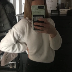 Stickad tröja - Knappt använd! stickad tröja från H&m i supermysigt material. Storlek S, sitter snyggt som en xs också🌟