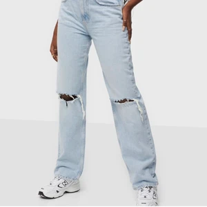 Gina tricot jeans strl 40 - Säljer mina populära 90 jeans från ginatricot. Köpte för 599kr säljer pga inte kommer till användning frakt tillkommer kan mötas upp i Strängnäs 