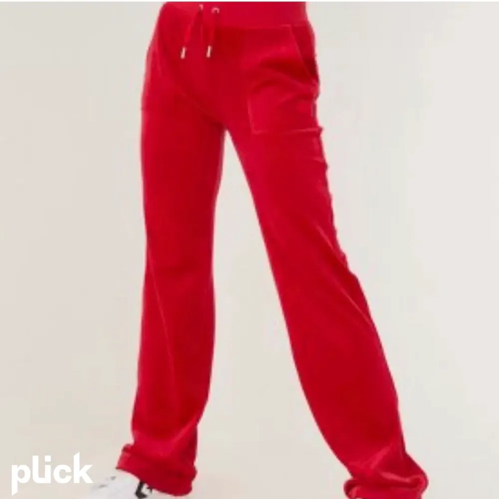 Jag söker ett par juicy couture byxor i röd i storlek xxs om någon har ett par dom vill sälja skriv gärna till mig då. Jeans & Byxor.