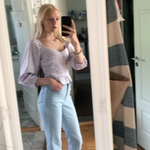 Ljus lila blus💜 - Ljuslila blus med vitt mönster av blommor från bikbok! Storlek S💟  Om någon är intresserad är även byxorna på bilden också till salu. 