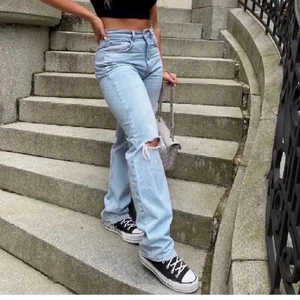 Jeans från gina tricot  - Jeans från Gina i storlek 32! Superfina men har tyvärr blivit lite för små på mig, jag är 160 cm skulle säga att de passar någon som är mellan 160-175💕