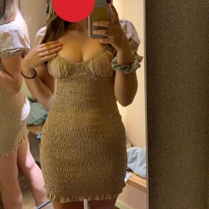 Klänning  - Super snygg beige klänning från bikbok. Köpte den i sommars för 400 kr. Jag säljer den nu den den inte har kommit till någon användning för mig. Pris lappen sitter fortfarande kvar.  Kan mötas upp. Köparen står för frakten.  