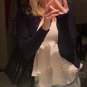 Vit kjol  - Säljer denna vita kjol som jag själv föredrar att ha som topp, men är även snygg att använda som kjol💕 Köpt på shein och inte använd många gånger alls, så ett superfint skick💕storlek S men passar även XS-M💕