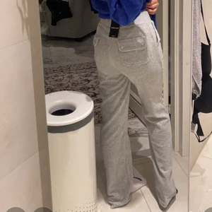 Juicy couture - Helt nya juicy byxor i grå. Aldrig använda bara testat, säljer för att dom är för stora, storlek M. Prislapp och kvitto finns kvar, om dom inte blir sålda innan 1 februari 2022 lämnar jag tillbaka de. Nypris 1100, säljer för 950 ikl frakt
