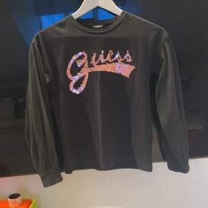 Helt ny tröja från Guess med paljetter som går att bläddra. Köpte den för 350 kr, mitt pris är 175 kr ink frakt. 
