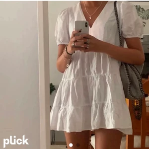 Klänning från zara - Första bilden är lånad men klänningen sitter exakt som på den bilden och det ända som skiljer klänningarna åt är att min haf knappar vid brösten❤️ det är en storlek M men jag brukar ha xs/s och den passar utmärkt! Den är även super fin att ha en stickad tröja över och ett par thigts nu när det är lite kallare!