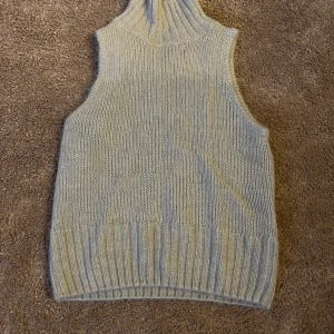 Väst från Zara i storlek S - För liten för mig väldigt liten i storleken ❤️