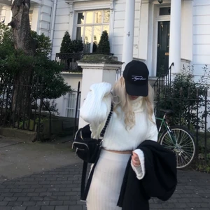 Stickad beige kjol - Superfin knälång kjol, jag är 165! Lagom varm så passar året runt