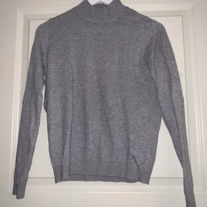 Vero Moda bluse  - Sælger denne bluse fra Vero Moda. Den er aldrig blevet brugt, og der er derfor ingen tegn på slid.                                                        Mindste pris :  150kr.        Ny pris : 359kr