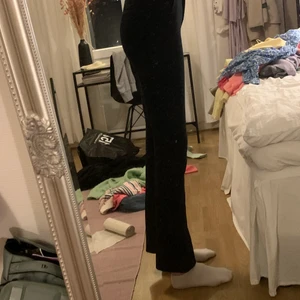 Svarta byxor - Svarta byxor med flare nertill. Tighta på låren o midwaist. Väldigt stretchiga o sköna